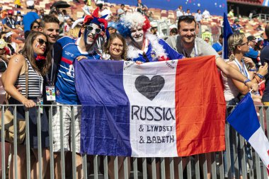 Moskova, Rusya - Temmuz, 2018: Hayranları FIFA Dünya Kupası oyun sırasında 