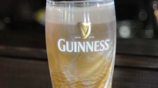 Guinness Dunkles Bier Schäumt — Stockvideo