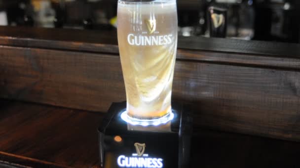 Guinness Espuma Cerveja Escura — Vídeo de Stock