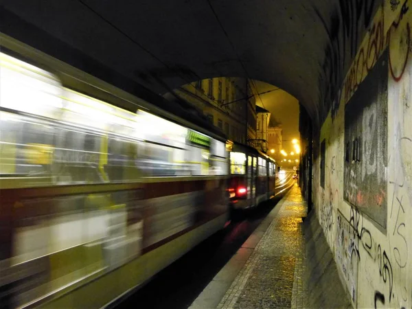 プラハのトンネルの下で地下鉄電車 — ストック写真