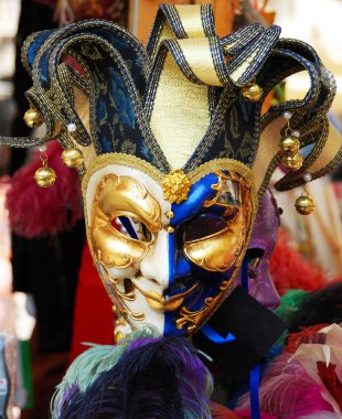  Venedik karnaval maskesi bir pazarda