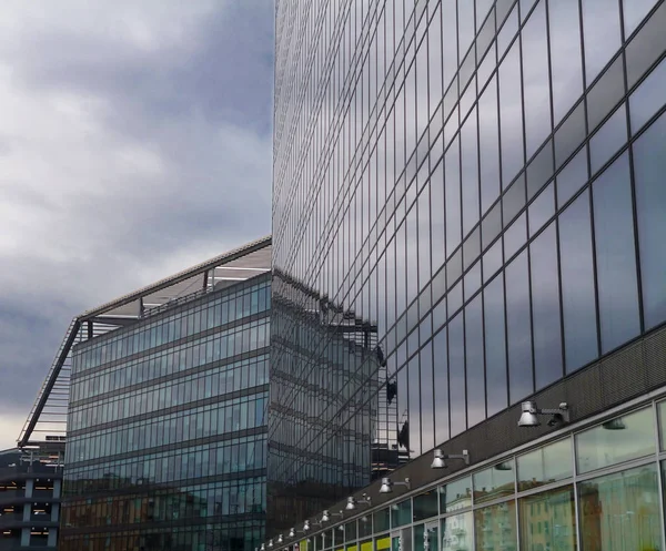 Modernes Bürogebäude Und Grauer Himmel — Stockfoto