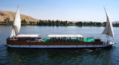 Yelkenliler, kruvazör ve Mısır Nil Nehri üzerinde tekne