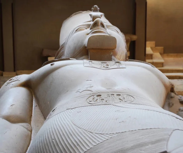 古代エジプトの寺院の遺跡 ピラミッドの彫像 — ストック写真