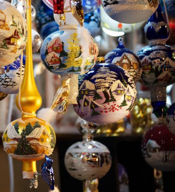 Saint Lucia, Bologna, geleneksel el yapımı süslemeleri Noel ağacı piyasaları için. Santa Lucia, İtalya