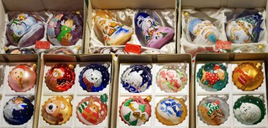 Saint Lucia, Bologna, geleneksel el yapımı süslemeleri Noel ağacı piyasaları için. Santa Lucia, İtalya