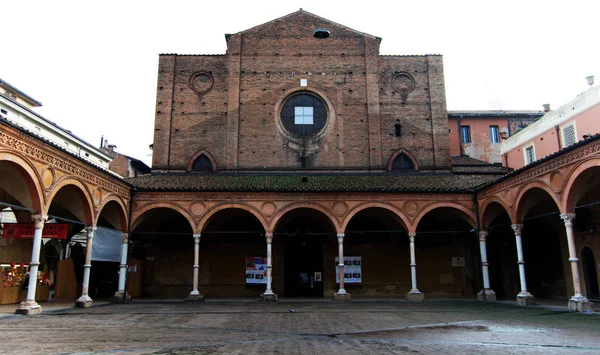 伝統的なクリスマス マーケット左側ボローニャ サンタ マリア セルヴィ教会聖堂 — ストック写真