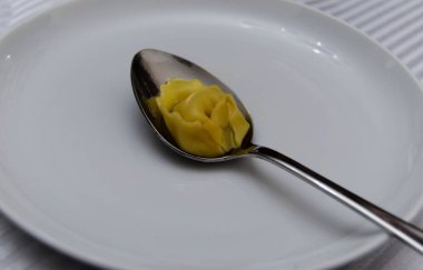 Tortellino brodo (suyu) beyaz bir plaka, emilia-romagna makarna çeşitleri