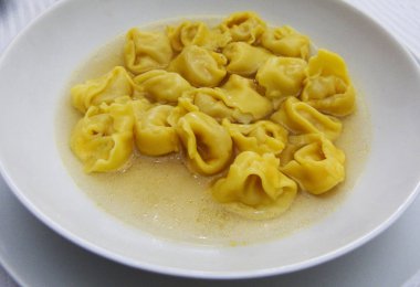 Brodo (suyu) beyaz bir plaka, İtalyan emilia-romagna makarna tortellini