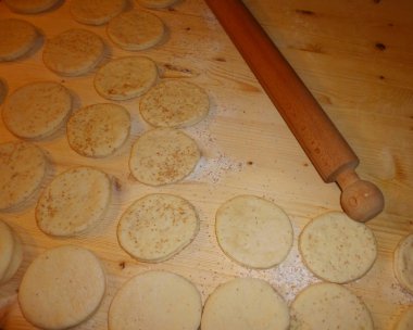 İtalyan tigelle yakınındaki bir oklava düğümlü bir masada pişirilmeli hazır