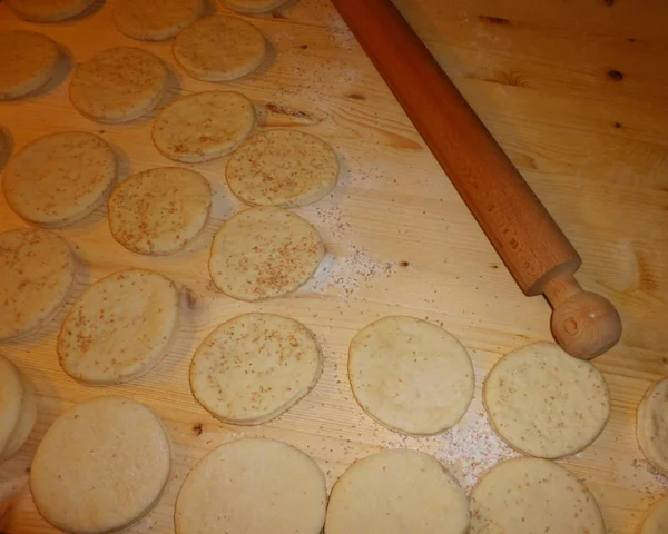 İtalyan tigelle yakınındaki bir oklava düğümlü bir masada pişirilmeli hazır