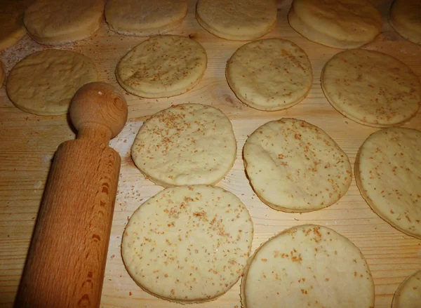 İtalyan tigelle yakınındaki bir oklava düğümlü bir masada pişirilmeli hazır