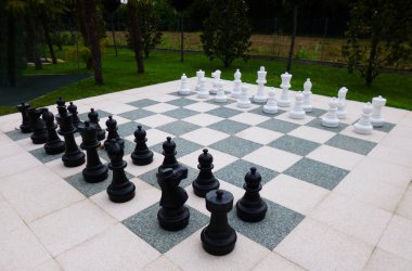 Dev satranç tahtası İtalya güzel bir parkta