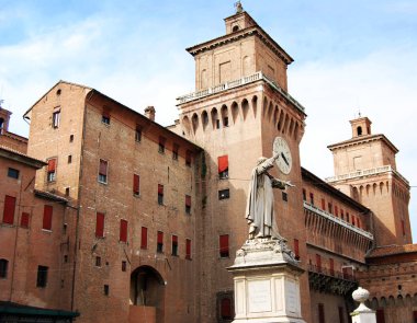 Piazza Savonarola ve Savonarola heykel Ferrara, İtalya