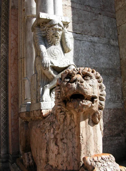 León Mármol Frente Catedral Ferrara Italia —  Fotos de Stock