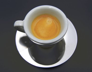 Beyaz kahve fincanı karanlık tablo, İtalyan espresso