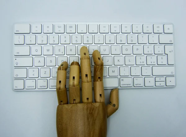 Mão Madeira Computador Teclado Branco — Fotografia de Stock