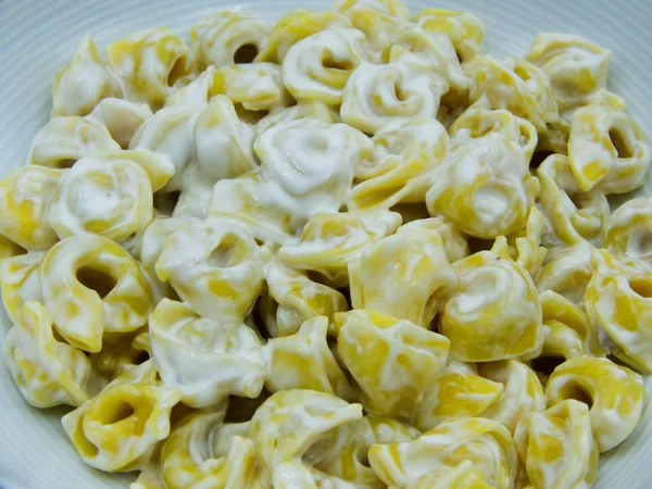 Tortellini Alla Panna Som Närbild Vit Platta Italiensk Pasta — Stockfoto