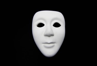 Siyah bir zemin üzerine beyaz karnaval maskesi 