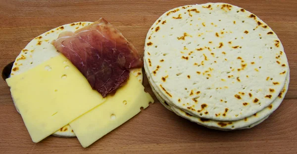 イタリアン ピアディーナ平らなパン チーズ 木製のテーブルの上 — ストック写真