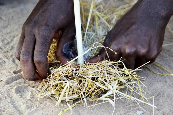 Člověk Zapálí Oheň Keňa Afrika — Stock fotografie