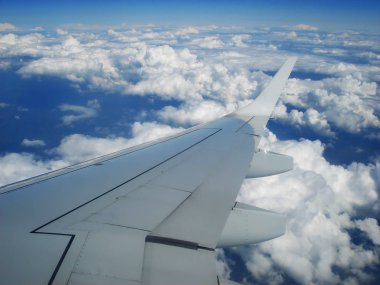  Beyaz bulutların üzerinde uçan uçak                              
