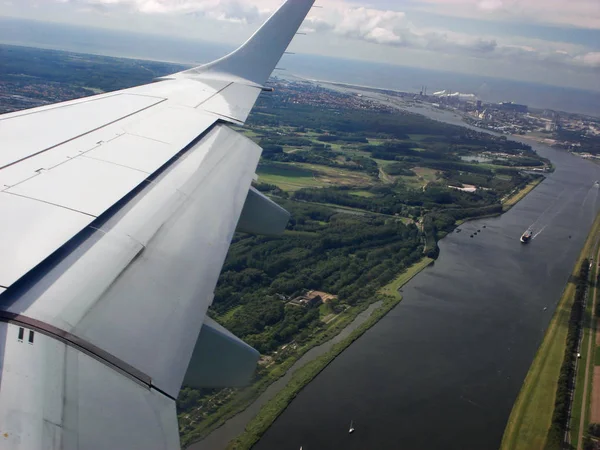 Flygplan Som Flyger Över Amsterdam — Stockfoto