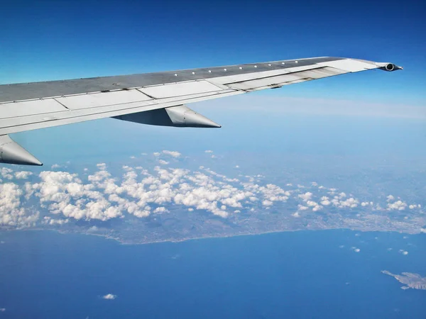 Vliegtuig Dat Witte Wolken Vliegt — Stockfoto