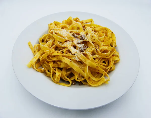 Tagliatelle Alla Bolognese Makanan Italia Pada Latar Belakang Putih — Stok Foto