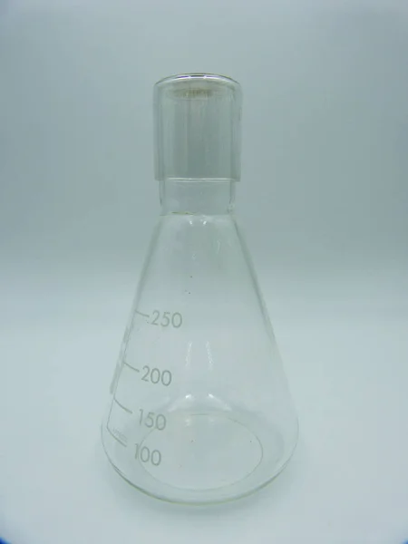 Szkło Laboratoryjne Absolwent Pollesha 250 Białe Tło — Zdjęcie stockowe