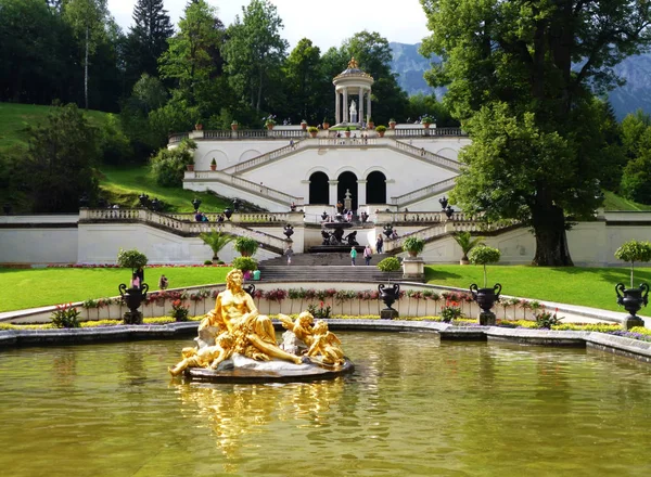 Linderhof Palace Gyllene Fontän Med Gudinnan Flora Och Barnänglar Bayern — Stockfoto