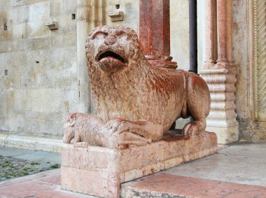   Aslan heykeli yan giriş Katedrali Modena, İtalya         