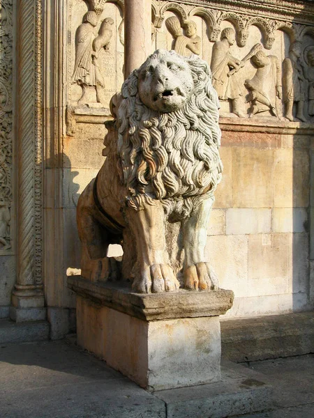 意大利摩德纳大教堂正门的狮子雕像 — 图库照片