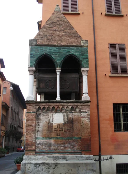 博洛尼亚的贡巴果洛萨托里 意大利圣多梅尼科大教堂附近的埃吉迪奥 福斯切拉里墓 1291 — 图库照片