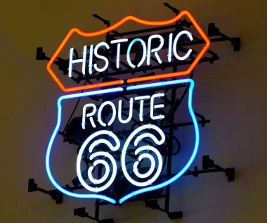 Tarihi Route 66, kırmızı ve mavi ışıkta Neon işareti