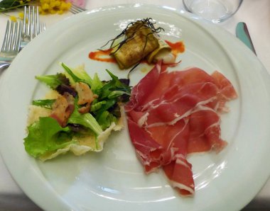 Jambon, peynir, domuz pastırması ve salata ile patlıcan roulade dilimleri ile Starter