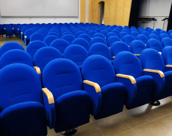 Пустая Аудитория Синими Сиденьями Перед Спектаклем — стоковое фото