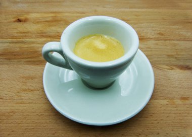 Espresso, geleneksel İtalyan kahve fincan tabağı ile beyaz seramik Kupası 