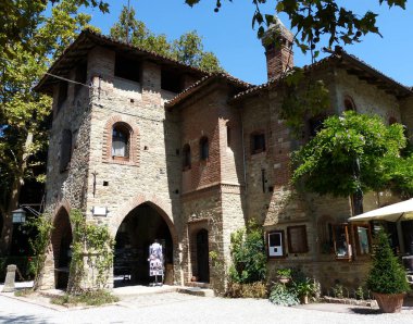 Grazzano Visconti, bir ortaçağ köyü inşası ücretsiz giriş, il Piacenza, İtalya 