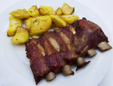 Barbekü ve kavrulmuş patates ızgara yedek Domuz kaburga