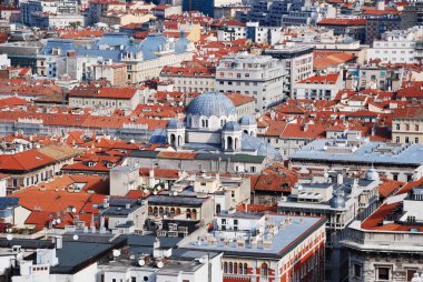 Trieste 'nin havadan görünümü Saint Spyridon kilisesinin kubbesi üzerinde duruldu, Italya