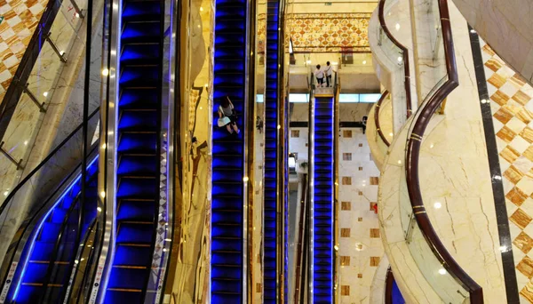 Modern bir alışveriş merkezinin içinde yürüyen merdivenler, Çin