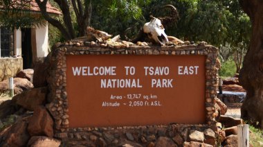 Sign, Kenya, Afrika'daki Tsavo West National Park'ta ziyaretçileri ağırlıyor