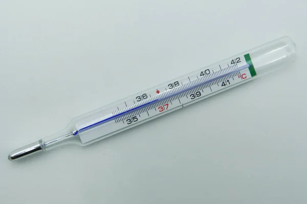 白色背景下隔离的医疗温度计 — 图库照片