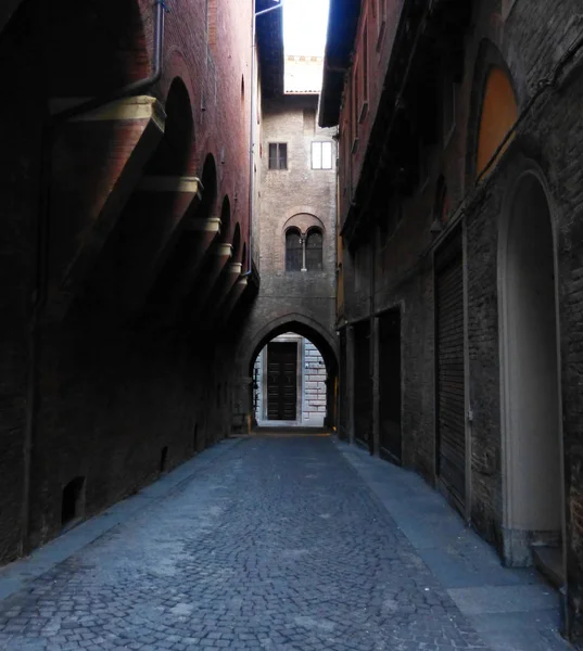 意大利博洛尼亚老城区狭窄的中世纪街道 — 图库照片