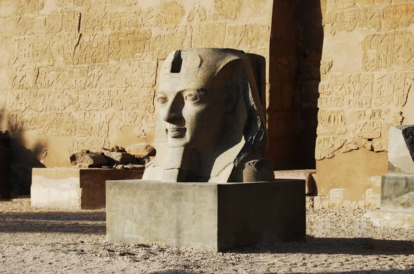 埃及卢克索神庙正门外的雕像 — 图库照片