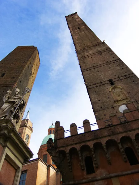 Die Wichtigsten Mittelalterlichen Türme Bologna Asinelli Und Garisenda Statue Des — Stockfoto