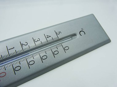 Termometre beyaz arka plan üzerinde santigrat derece kalibre