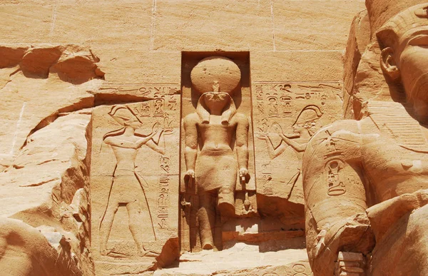 アブー シムベル エジプトの古代の彫像や遺物 — ストック写真