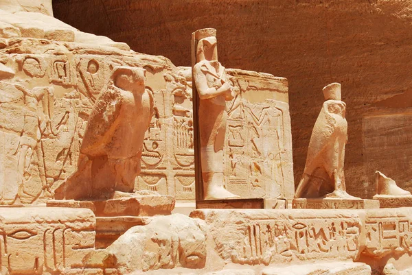 埃及阿布 辛贝尔的古代雕像和文物 — 图库照片